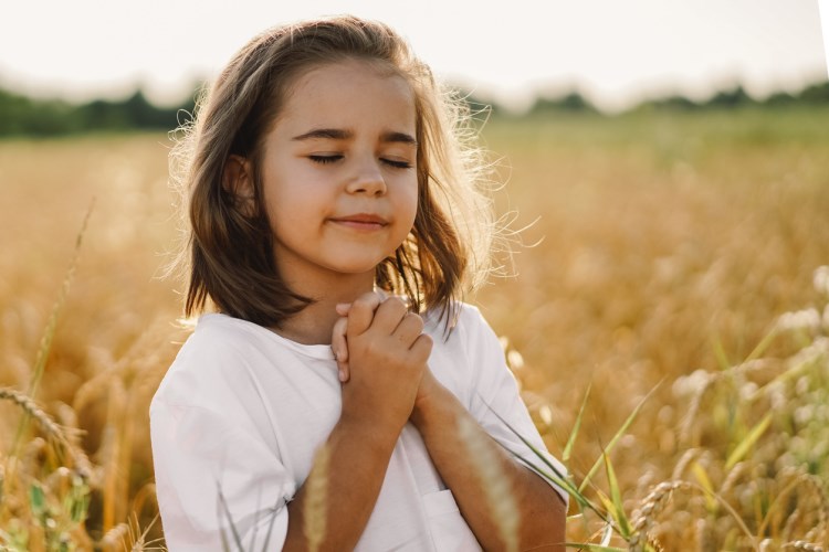 young girl praying